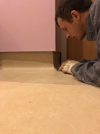 Натуральный линолеум с завод на стену