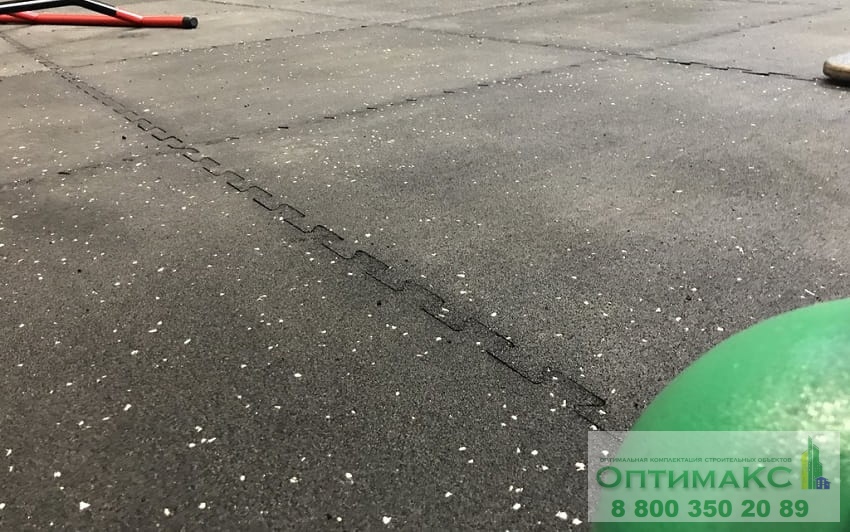 Черная резиновая плитка на спортивной площадке